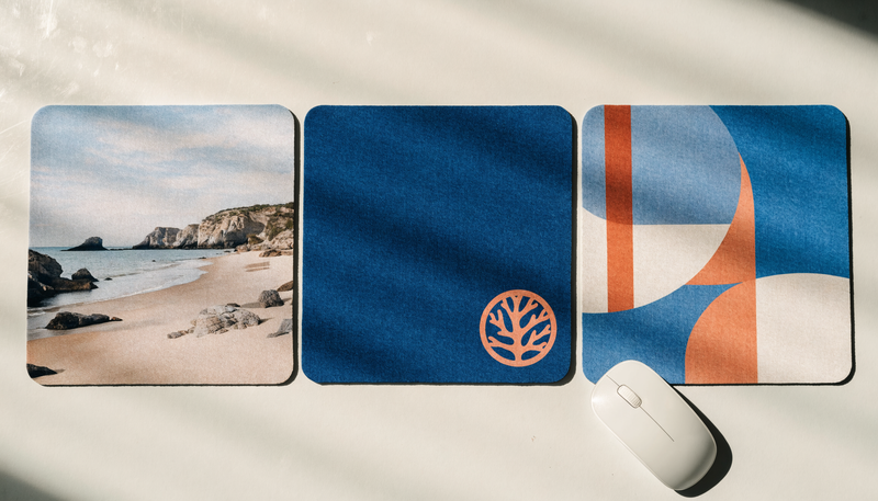 Trois tapis illustrant une photo de paysage, un emblème et un motif graphique