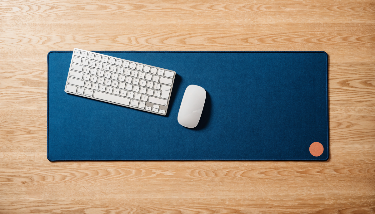 Motif géométrique placé en bas à droite d’un tapis personnalisé, à distance du clavier