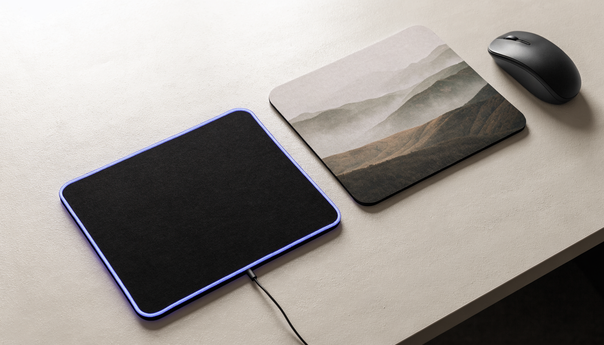 Deux tapis distincts : un tapis noir à contour lumineux et un tapis plat imprimé